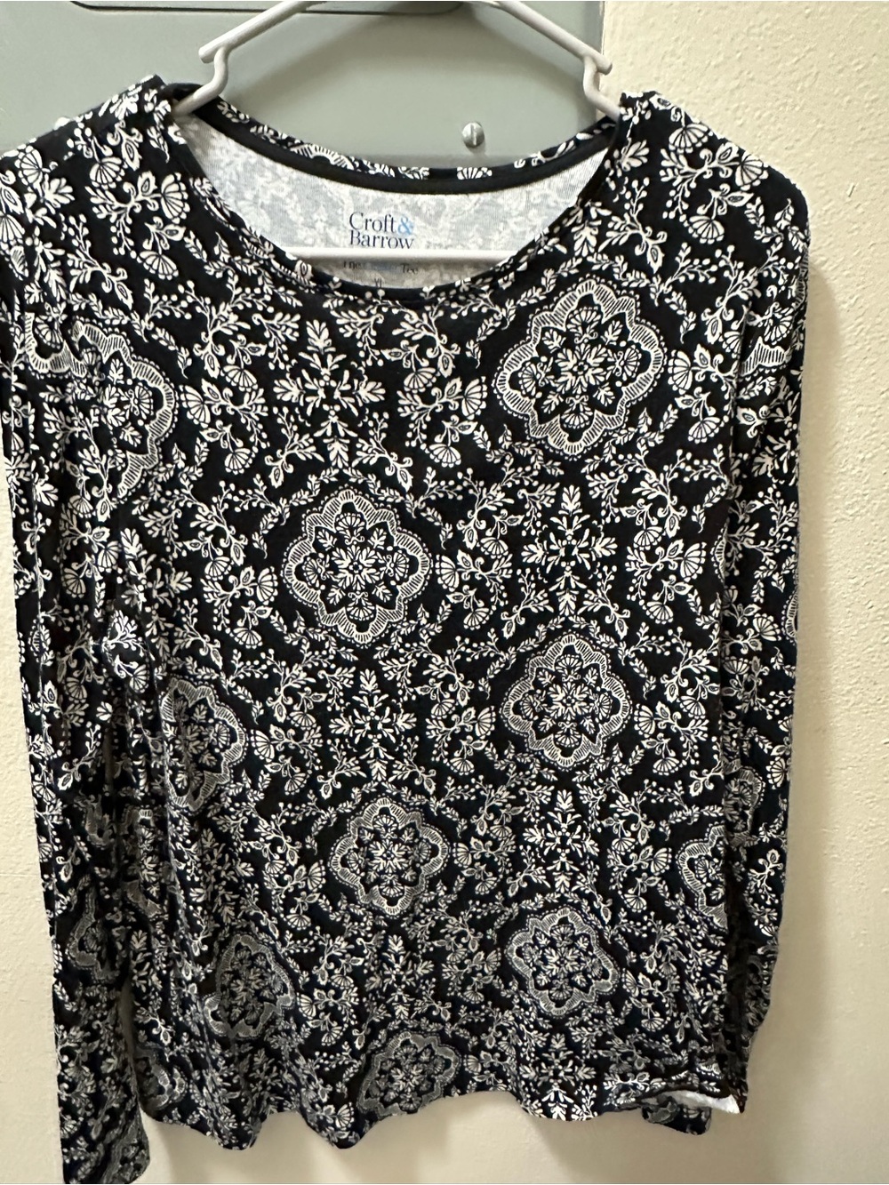 croft & barrow Black and White Floral Medallion long  Sleeve Tee